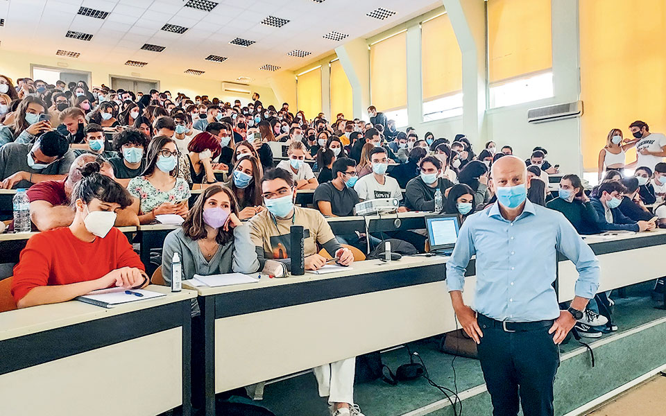 ΑΕΙ: Τα αμφιθέατρα γέμισαν χαμόγελα-1