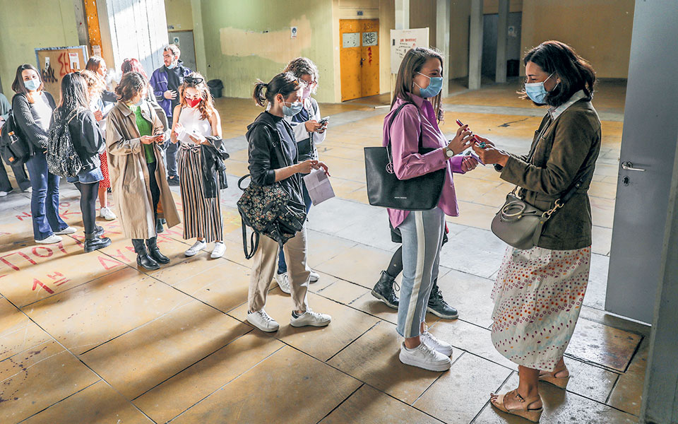 ΑΕΙ: Τα αμφιθέατρα γέμισαν χαμόγελα-3