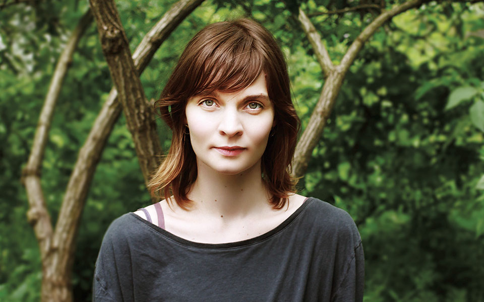 δυνατό-το-φως-έντονες-οι-σκιές-561532573