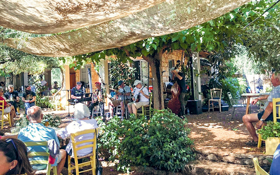 Γλυκιά Καρδαμύλη του φθινοπώρου, με φεστιβάλ τζαζ, λαδερά και βουτιές-1