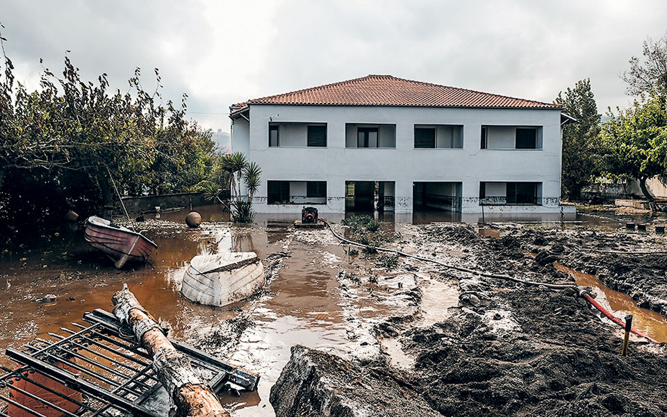 Παλεύουν με τις λάσπες στη βόρεια Εύβοια-1