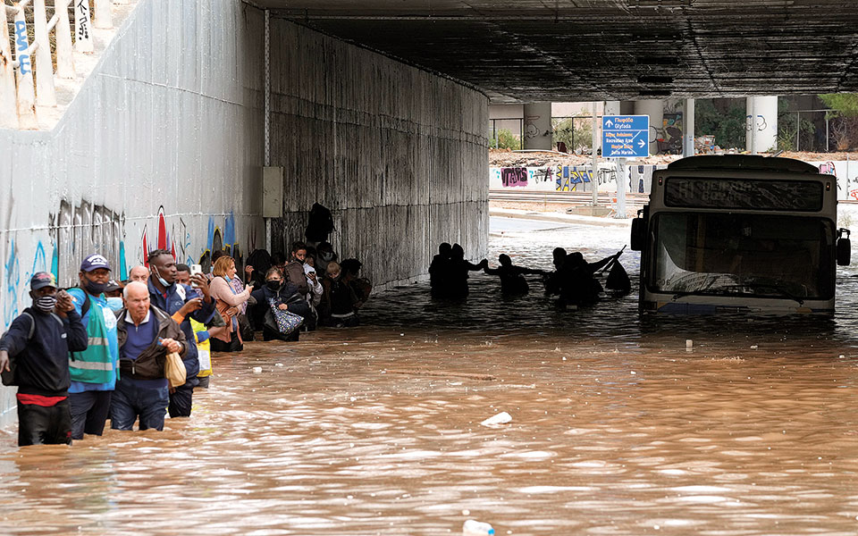ο-μπάλλος-δοκιμάζει-τη-χώρα-561540469
