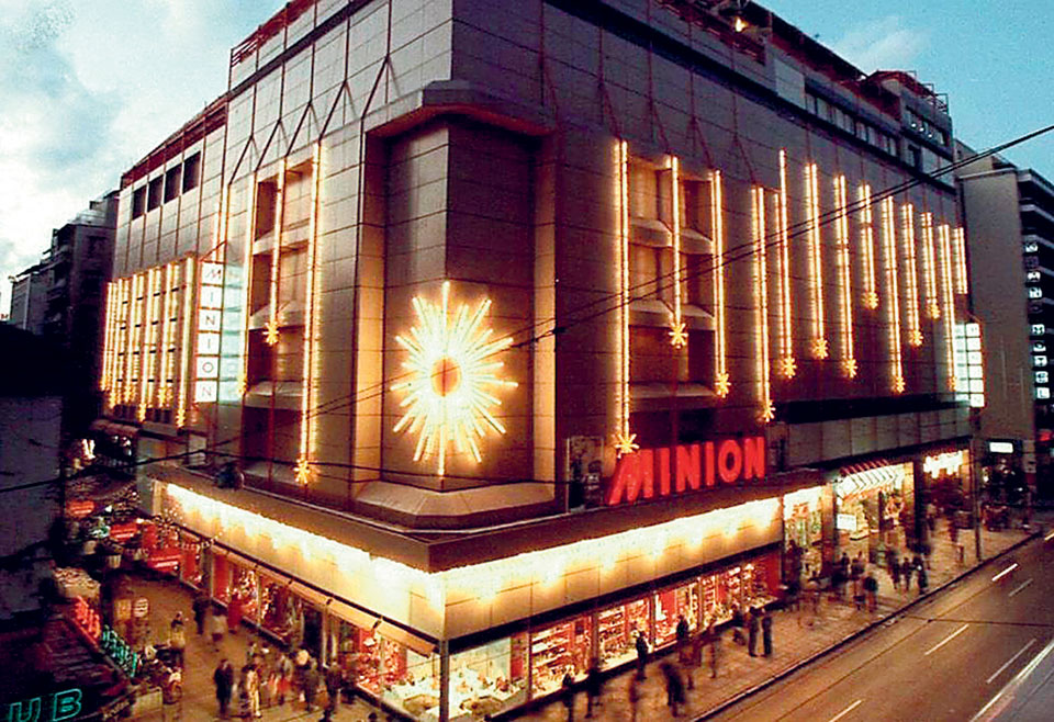 Μινιόν: Πωλητήριο στο ιστορικό κτίριο από τη Folli Follie-2