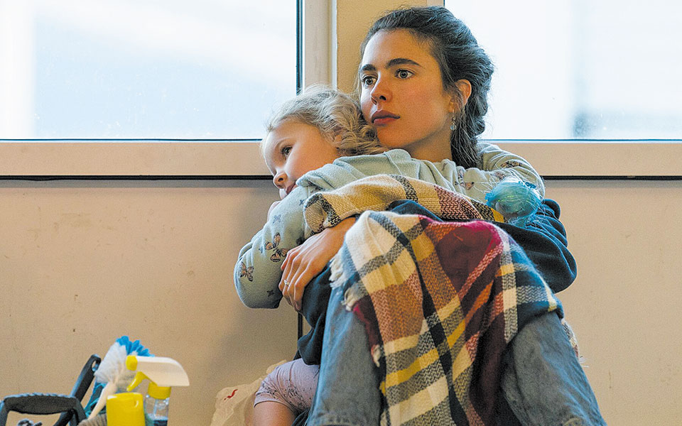 home-cinema-το-maid-ρίχνει-μια-οξυδερκή-ματιά-στη-561561193