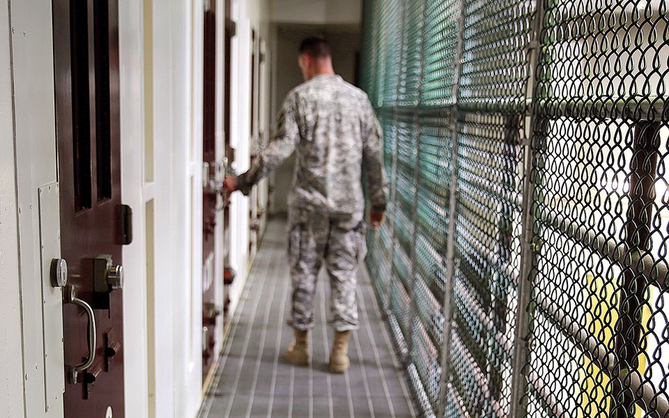 φως-στα-μαύρα-κελιά-της-cia-561564229