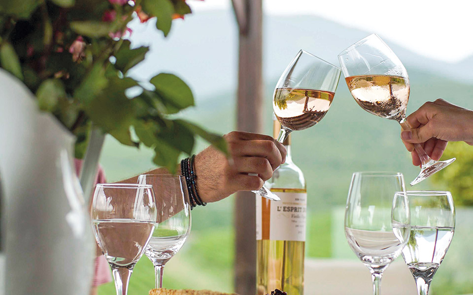 το-κρασί-είναι-ταξίδι-561561790