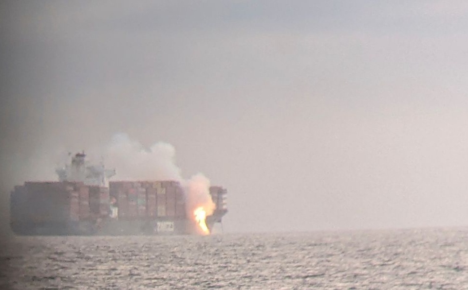 φωτιά-σε-ελληνόκτητο-πλοίο-στα-ανοικτ-561555583