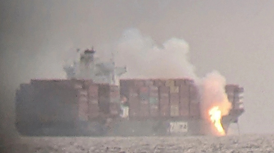 Φωτιά σε ελληνόκτητο πλοίο στα ανοικτά του Καναδά (βίντεο)-1