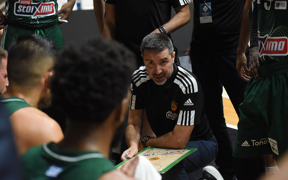 καμπανάκι-για-παο-που-κοιτάζει-μπόλ-561524575