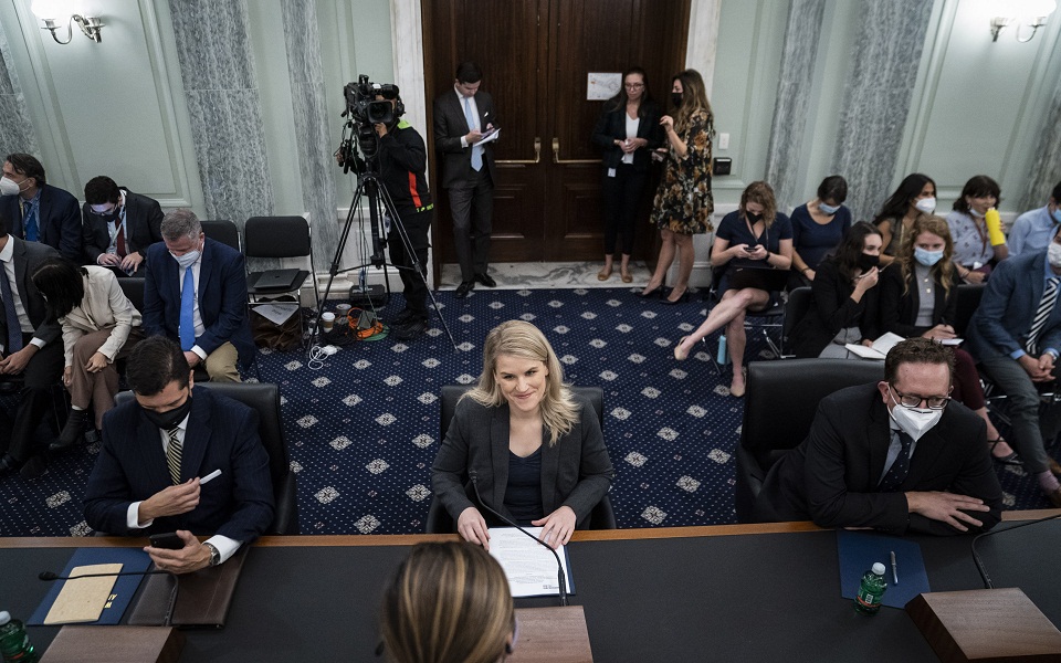 Facebook: O M. Ζούκερμπεργκ διαψεύδει ότι η εταιρία του βάζει τα κέρδη πάνω από τον άνθρωπο-1