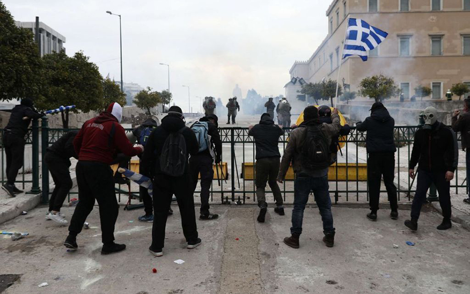 τα-συγκοινωνούντα-δοχεία-του-ακροδεξ-561528253