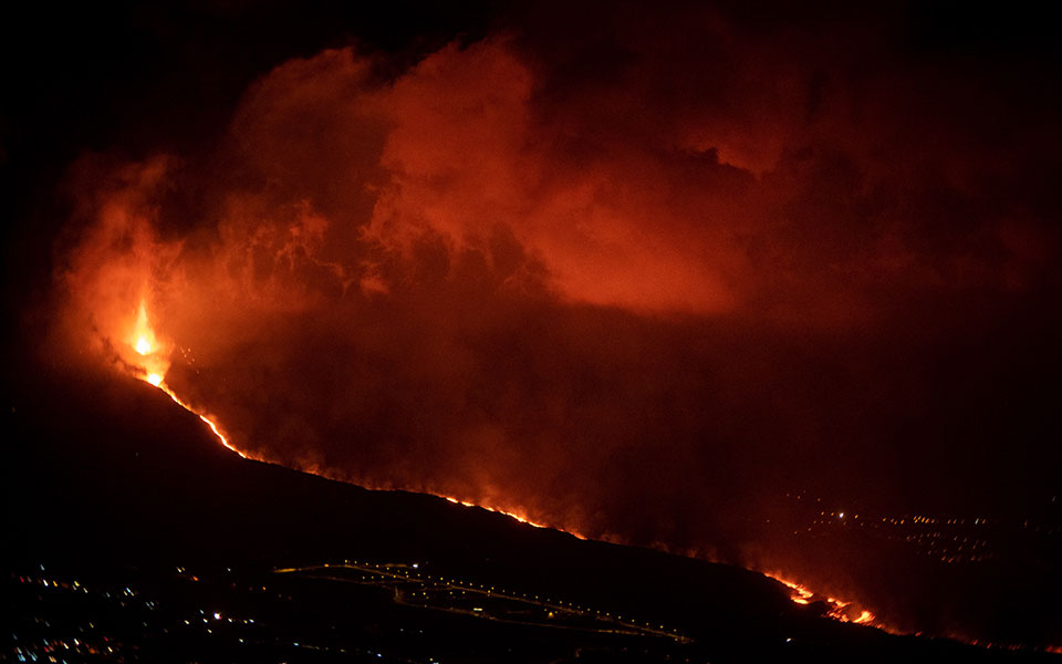 Έκρηξη ηφαιστείου στη Λα Πάλμα: Κλειστό λόγω στάχτης το αεροδρόμιο-2
