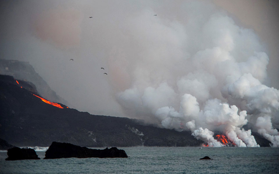 Έκρηξη ηφαιστείου στη Λα Πάλμα: Κλειστό λόγω στάχτης το αεροδρόμιο-1