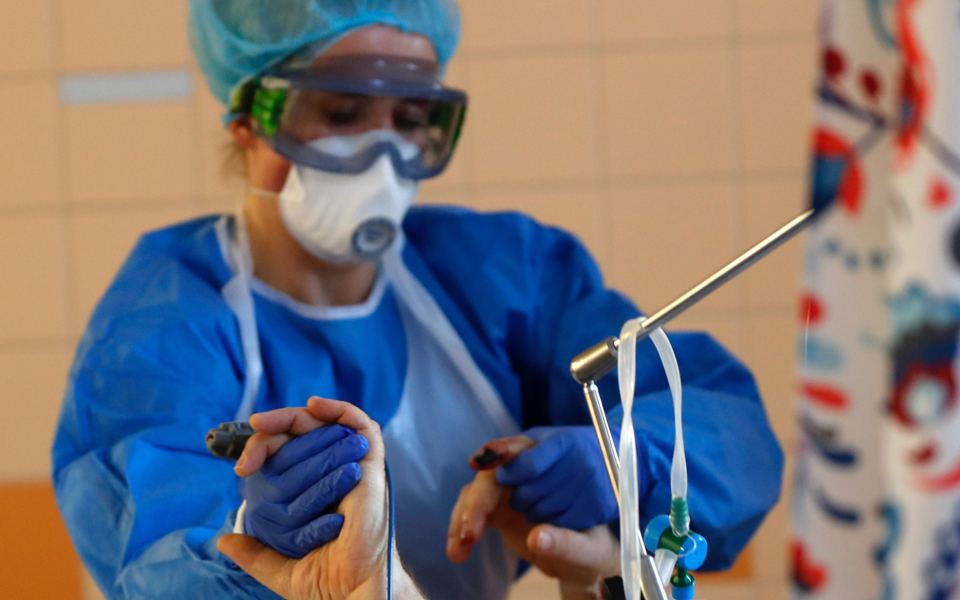 κορωνοϊός-τα-κύρια-συμπτώματα-της-μακ-561528415