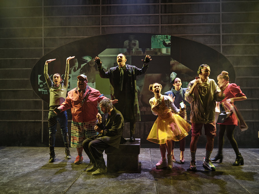 «Ο Ρινόκερος» του Ιονέσκο με τον Άρη Σερβετάλη επιστρέφει στο θέατρο Κιβωτός-2