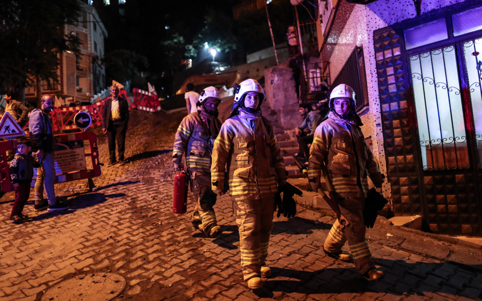 Tουρκία: Οι πυροσβέστριες που… ανάβουν πολιτικές φωτιές (εικόνες)-2