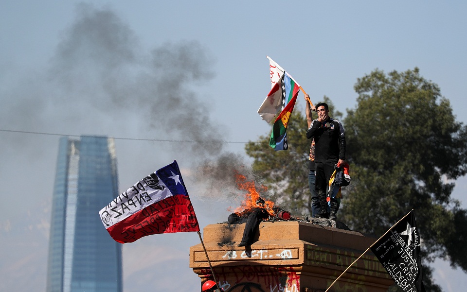 Χιλή: Δύο νεκροί, δεκάδες τραυματίες από τα επεισόδια στην επέτειο της Έκρηξης (εικόνες)-1