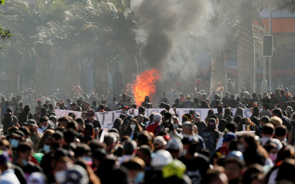 Χιλή: Δύο νεκροί, δεκάδες τραυματίες από τα επεισόδια στην επέτειο της Έκρηξης (εικόνες)-2