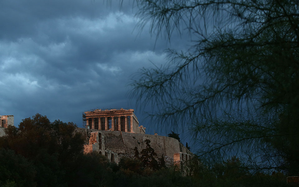 καιρός-νεφώσεις-με-σποραδικές-και-τοπ-561544057