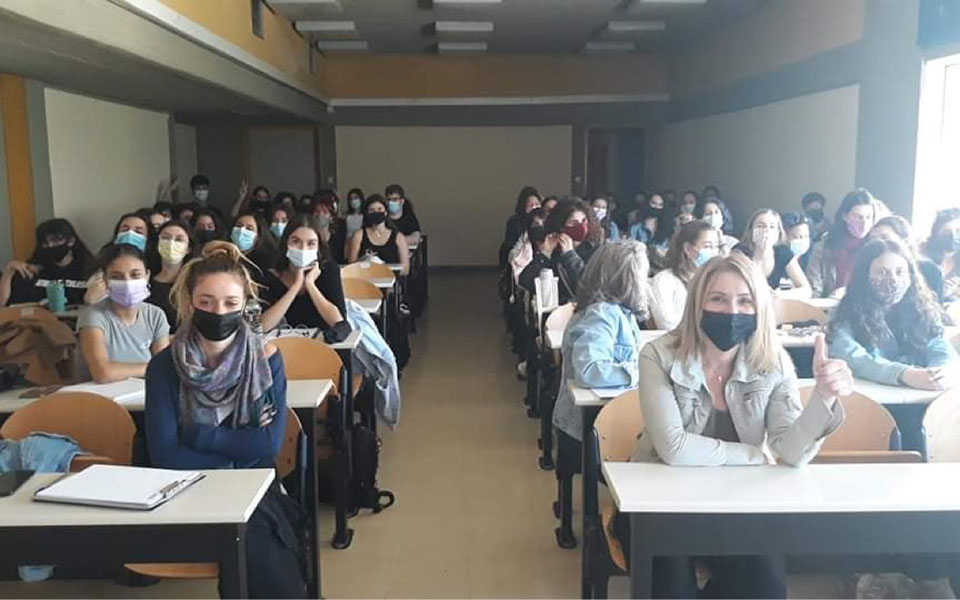 ΑΕΙ: Τα αμφιθέατρα γέμισαν χαμόγελα-2