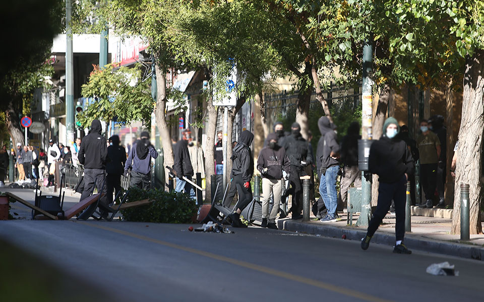 επεισόδια-έξω-από-την-ασοεε-οδοφράγ-561558115