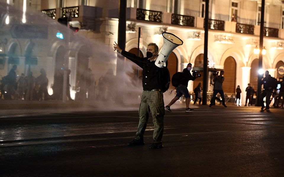 Πανεκπαιδευτικό συλλαλητήριο: Μικρής έντασης επεισόδια στο Σύνταγμα-3