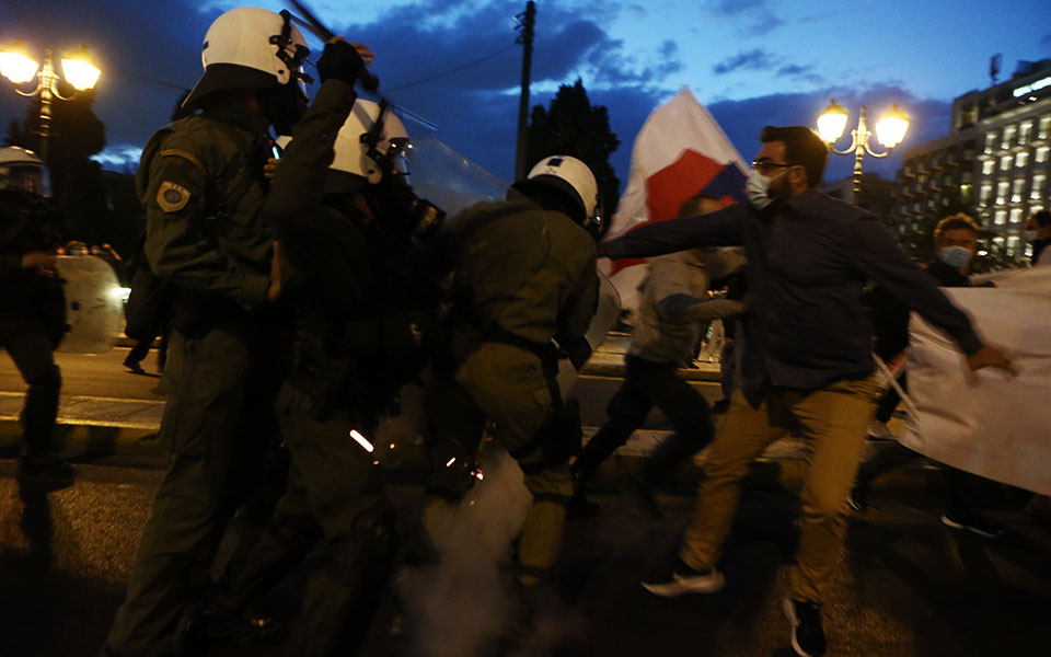 Πανεκπαιδευτικό συλλαλητήριο: Μικρής έντασης επεισόδια στο Σύνταγμα-2