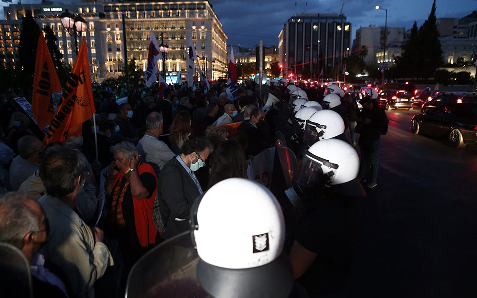 Πανεκπαιδευτικό συλλαλητήριο: Μικρής έντασης επεισόδια στο Σύνταγμα-1