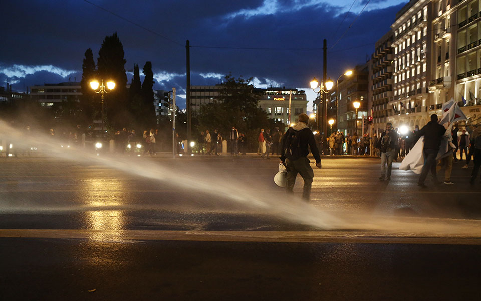 Πανεκπαιδευτικό συλλαλητήριο: Μικρής έντασης επεισόδια στο Σύνταγμα-4