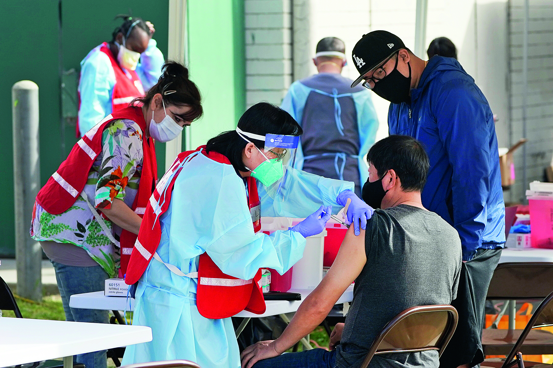 τα-εμβόλια-ένα-από-τα-όπλα-κατά-πανδη-561527515