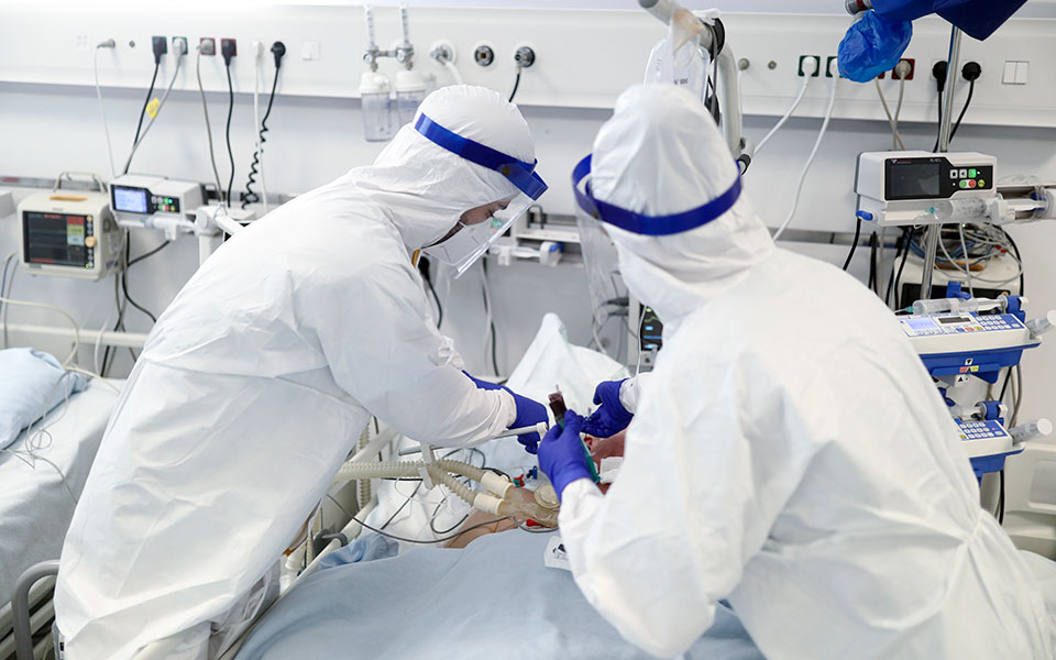 κορωνοϊός-1-165-κρούσματα-31-θάνατοι-332-διασω-561522934