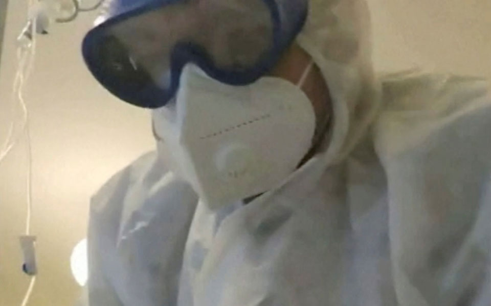 ρωσία-ντύθηκε-γιατρός-για-να-φροντίζε-561562357