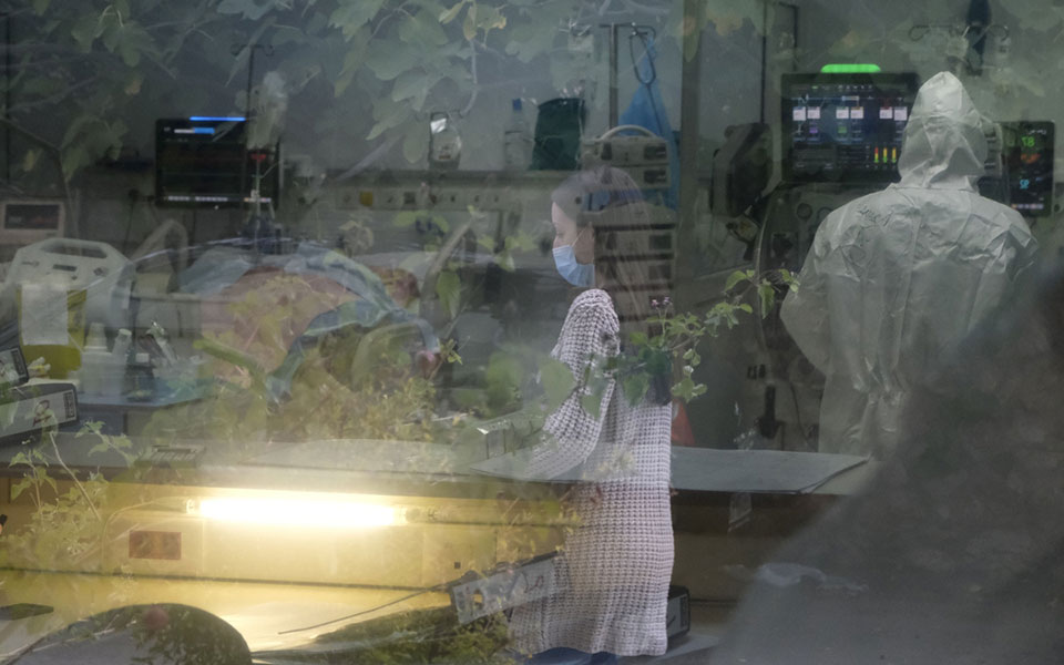 Κορωνοϊός:  2.727 νέα κρούσματα, 44 θάνατοι, 421 διασωληνωμένοι-1