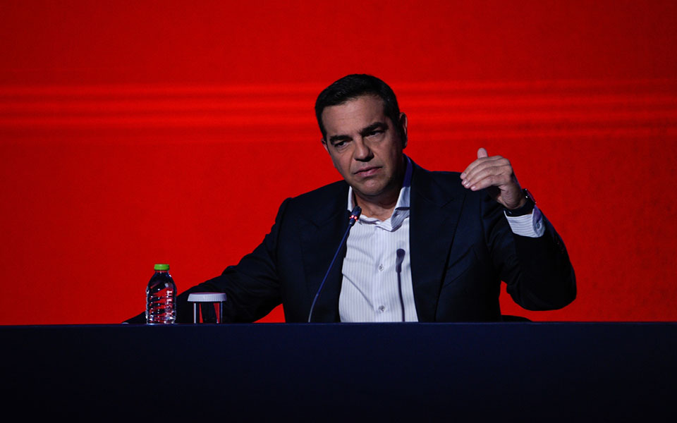 αλ-τσίπρας-δίνει-σε-φοιτητές-τα-χρήματ-561520504