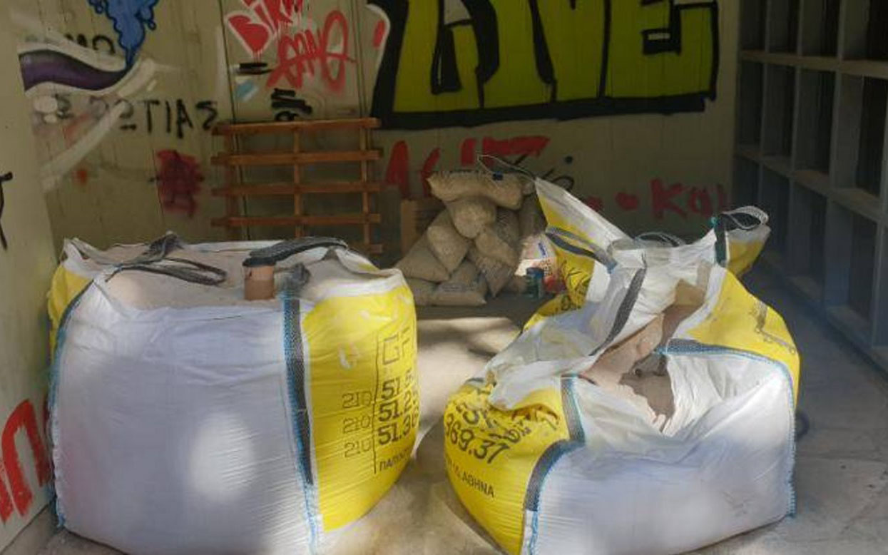 ΕΜΠ: Ξηλώθηκε συνοδεία της ΕΛ.ΑΣ. το… αυθαίρετο των αντιεξουσιαστών-3