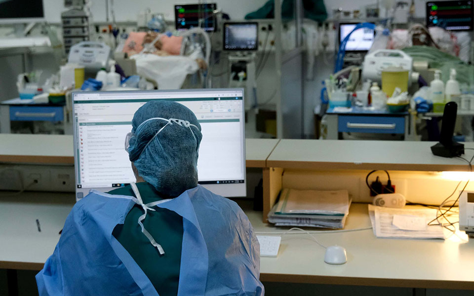 εκρηκτικό-κοκτέιλ-covid-561554962