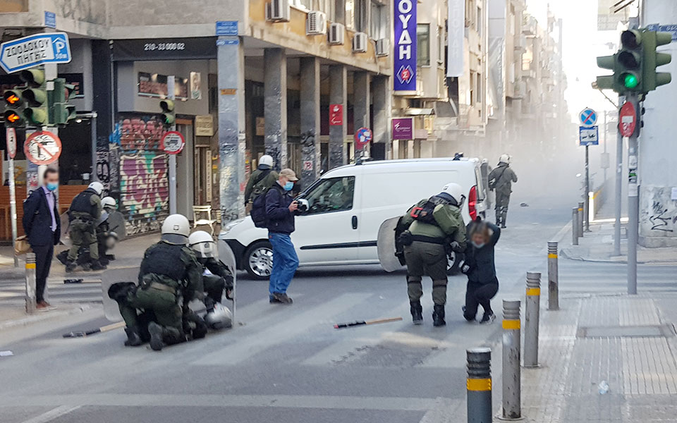 Επεισόδια έξω από την ΑΣΟΕΕ – Οδοφράγματα από κουκουλοφόρους-1