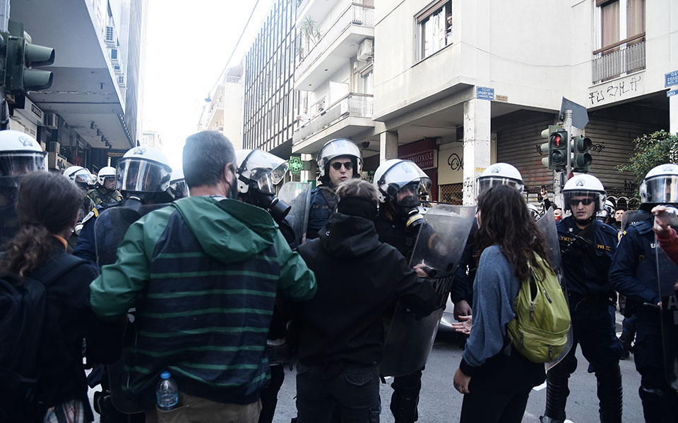 Επεισόδια έξω από την ΑΣΟΕΕ – Οδοφράγματα από κουκουλοφόρους-3