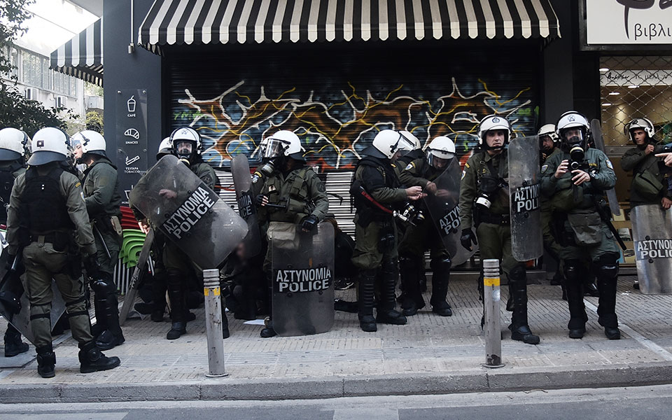 Επεισόδια έξω από την ΑΣΟΕΕ – Οδοφράγματα από κουκουλοφόρους-2