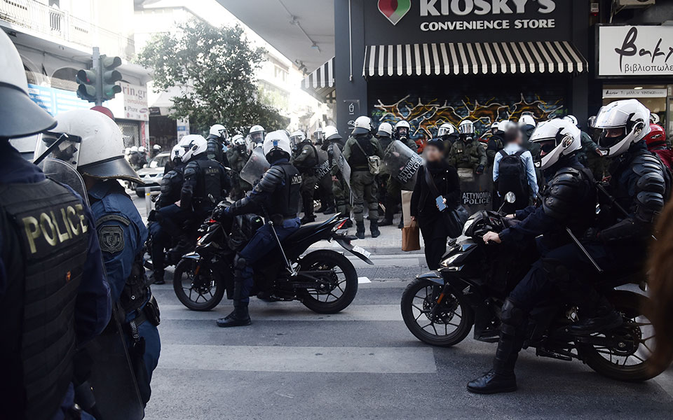 Επεισόδια έξω από την ΑΣΟΕΕ – Οδοφράγματα από κουκουλοφόρους-4