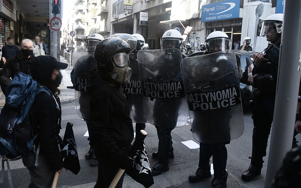 Επεισόδια έξω από την ΑΣΟΕΕ – Οδοφράγματα από κουκουλοφόρους-5