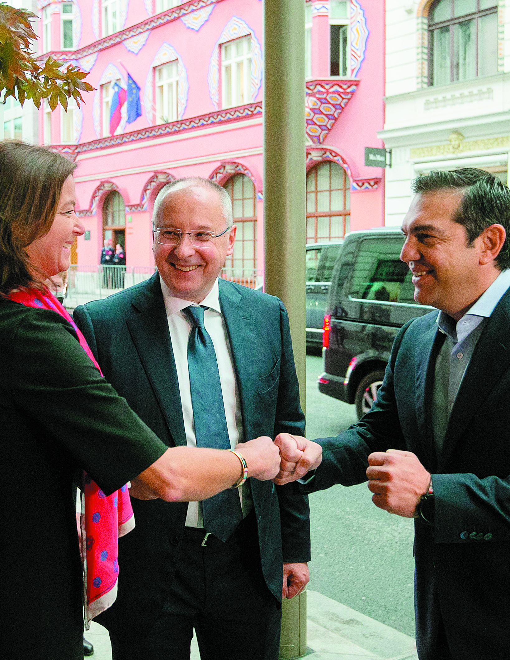 διπλή-επίθεση-στην-κυβέρνηση-από-τον-σ-561527404