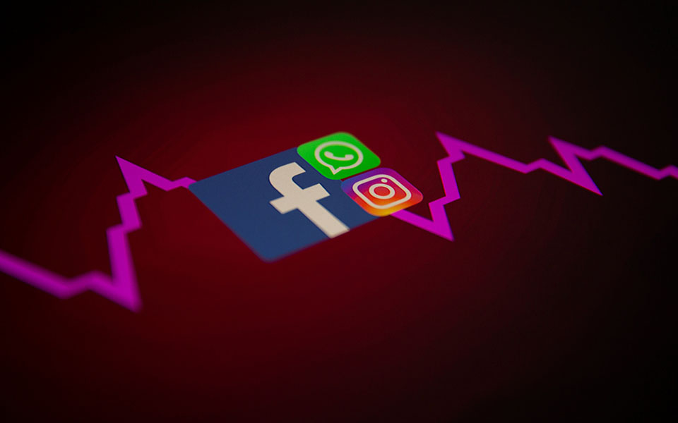 Facebook: Στη δίνη σκανδάλων και πρωτοφανούς μπλακ άουτ-2