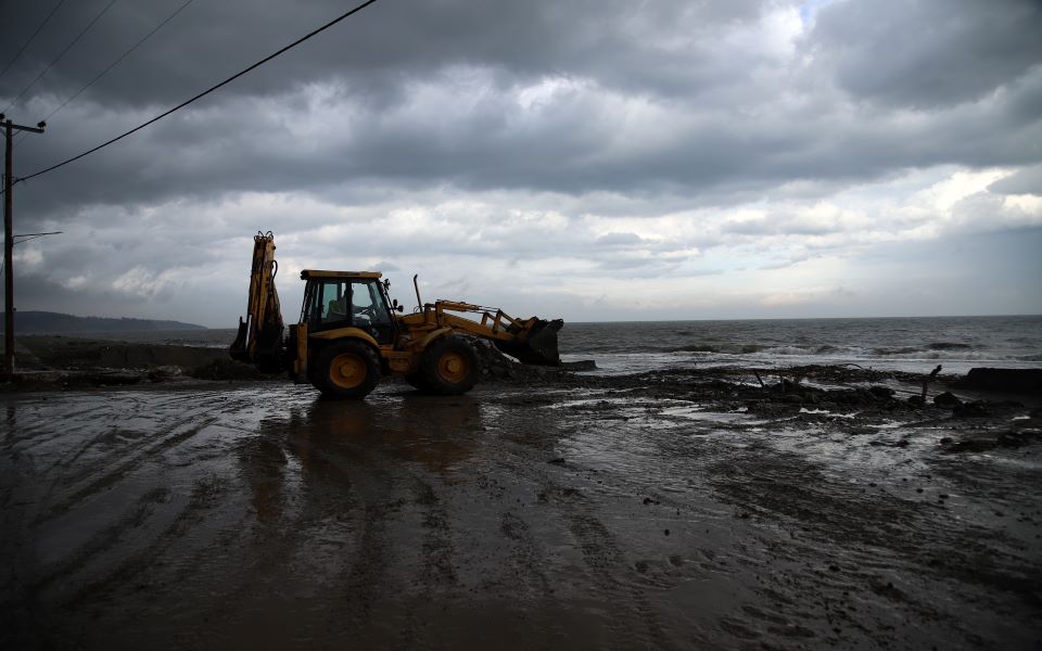 kakokairia-mpallos-plittei-gia-deyteri-imera-ti-chora-xeperasan-tis-1-500-oi-kliseis-stin-pyrosvestiki4