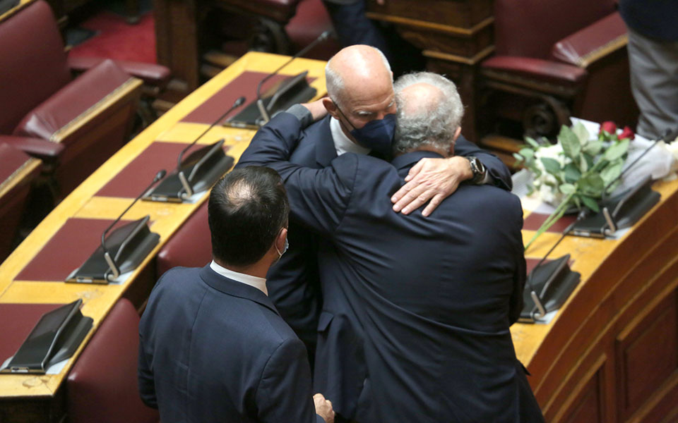 Συγκίνηση στη Βουλή για την απώλεια της Φώφης Γεννηματά-2