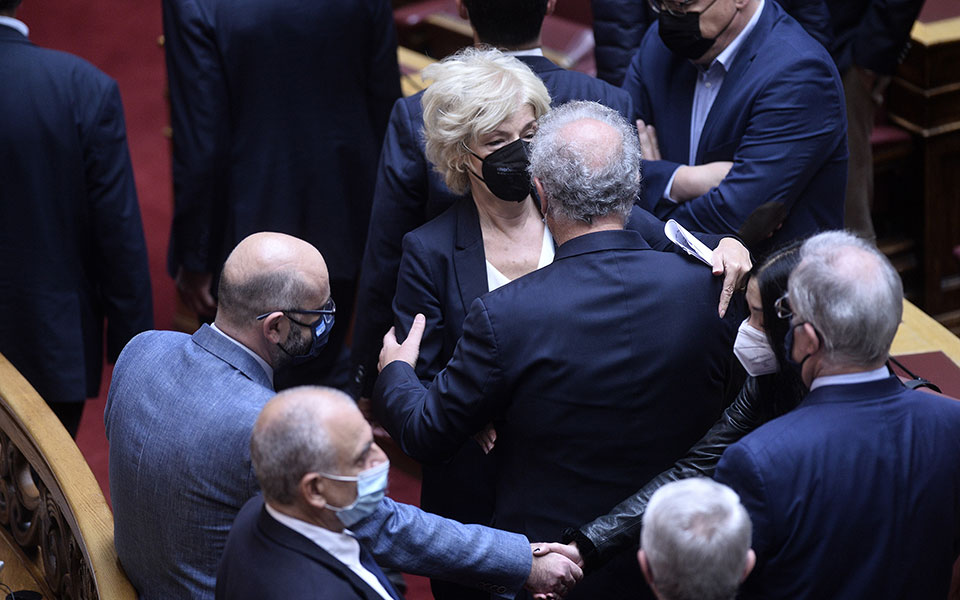 Συγκίνηση στη Βουλή για την απώλεια της Φώφης Γεννηματά-3