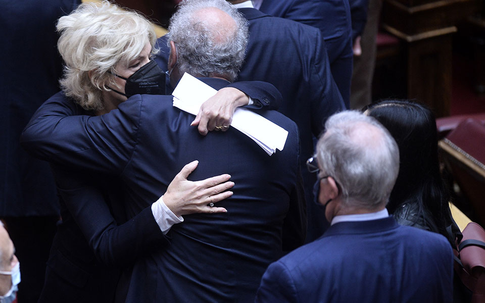 Συγκίνηση στη Βουλή για την απώλεια της Φώφης Γεννηματά-1