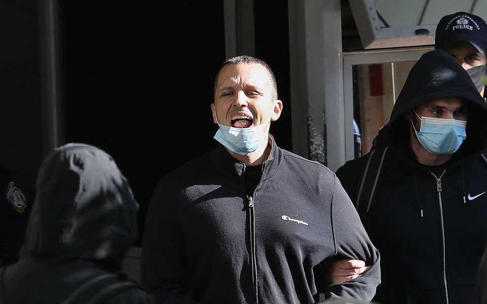 μπλόκο-σε-κασιδιάρη-έρευνα-για-τα-κ-561528484