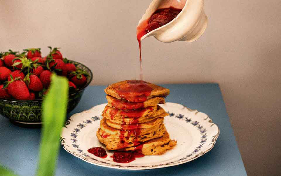 vegan-pancakes-με-μαρμελάδα-φράουλα-561544516