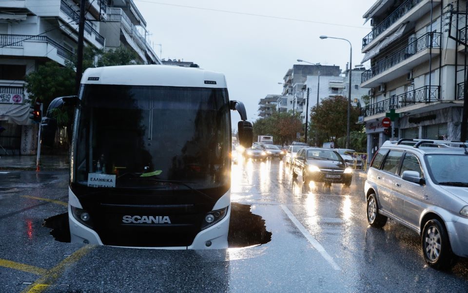 Κακοκαιρία «Μπάλλος» – Θεσσαλονίκη: Υποχώρησε το οδόστρωμα και «κατάπιε» λεωφορείο (εικόνες)-1